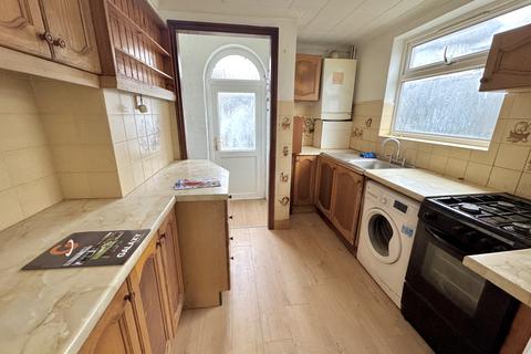3 bedroom semi-detached house to rent, Longridge Lane,  Southall, UB1