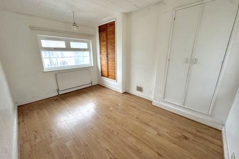 3 bedroom semi-detached house to rent, Longridge Lane,  Southall, UB1