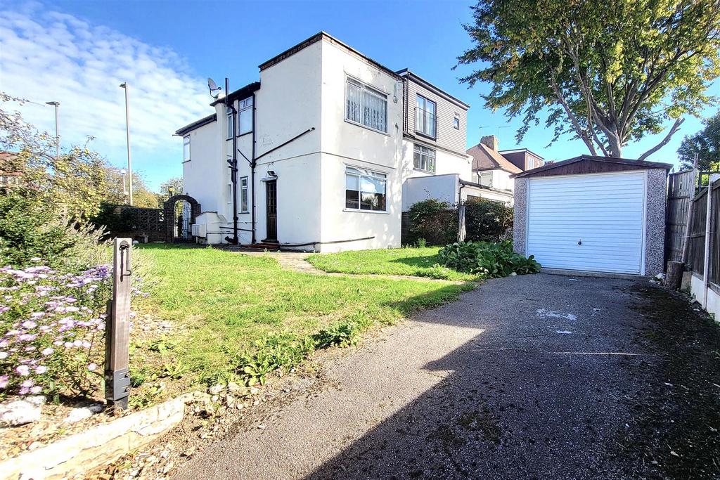 Garage to rear with side access