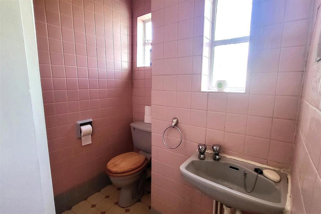SEPARATE WC (ground floor)