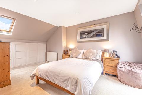 3 bedroom flat to rent, Halford Road, London, SW6