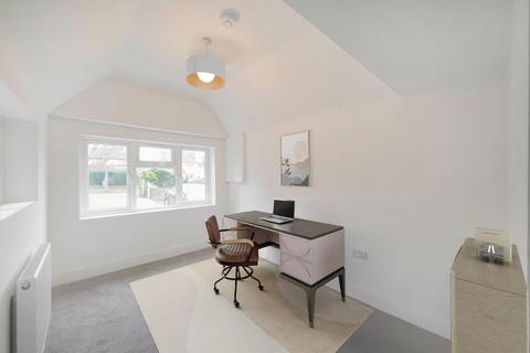 7 bedroom detached house to rent, Warren Road, Uxbridge UB10