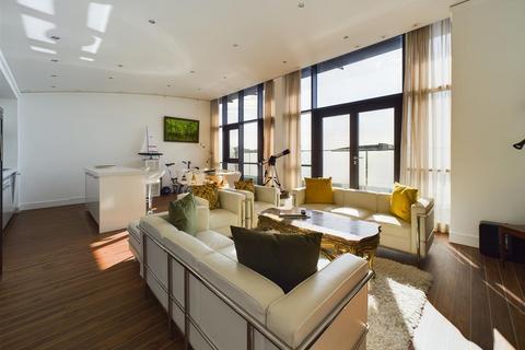2 bedroom penthouse for sale, An immaculate 2 bedroom 2 bathroom apartment situated on the 6th floor