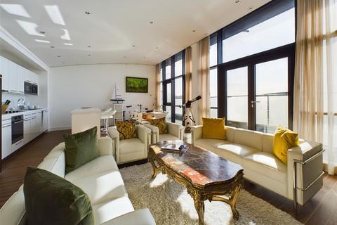 2 bedroom penthouse for sale, An immaculate 2 bedroom 2 bathroom apartment situated on the 6th floor