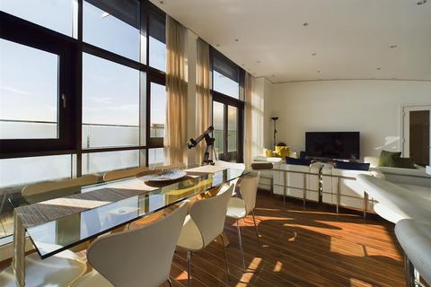 2 bedroom penthouse for sale, An immaculate 2 bedroom 2 bathroom apartment situated on the 6th floor