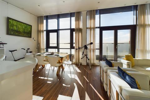 2 bedroom penthouse for sale, An immaculate 2 bedroom 2 bathroom apartment situated on the 6th floor