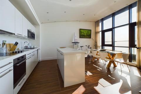 2 bedroom penthouse for sale, An immaculate 2 bedroom 2 bathroom apartment situated on the 6th floor