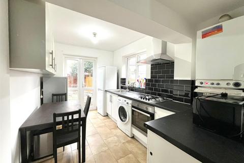 3 bedroom terraced house to rent, Holbrook Road, London E15