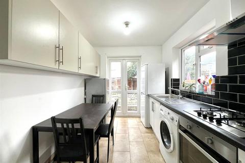 3 bedroom terraced house to rent, Holbrook Road, London E15