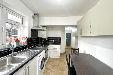 3 bedroom terraced house to rent, Holbrook Road, London E15