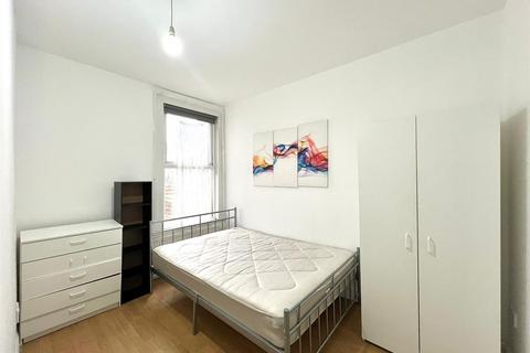 3 bedroom terraced house to rent, Holbrook Road, London E15
