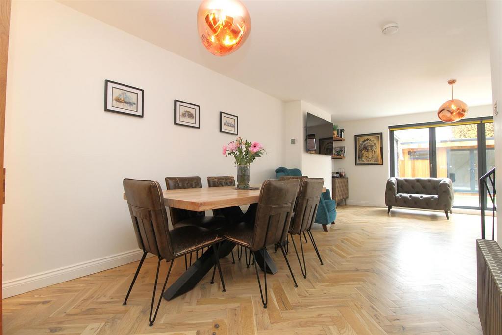 Lounge/Dining Room