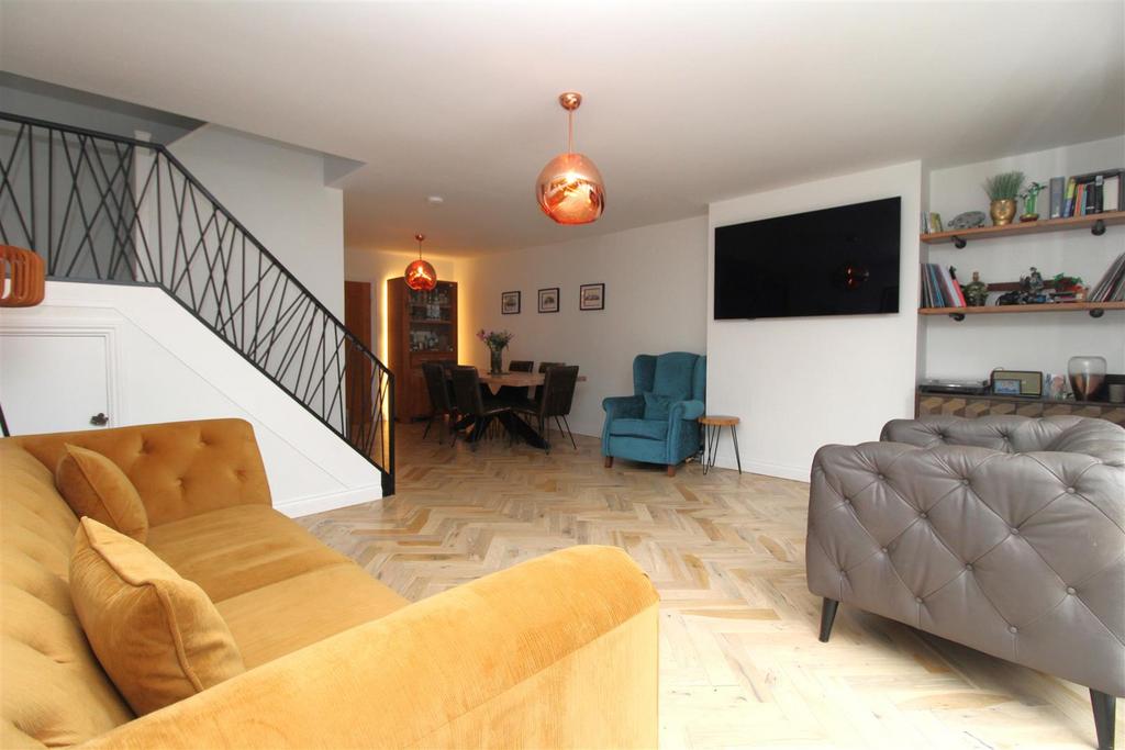 Lounge/Dining Room