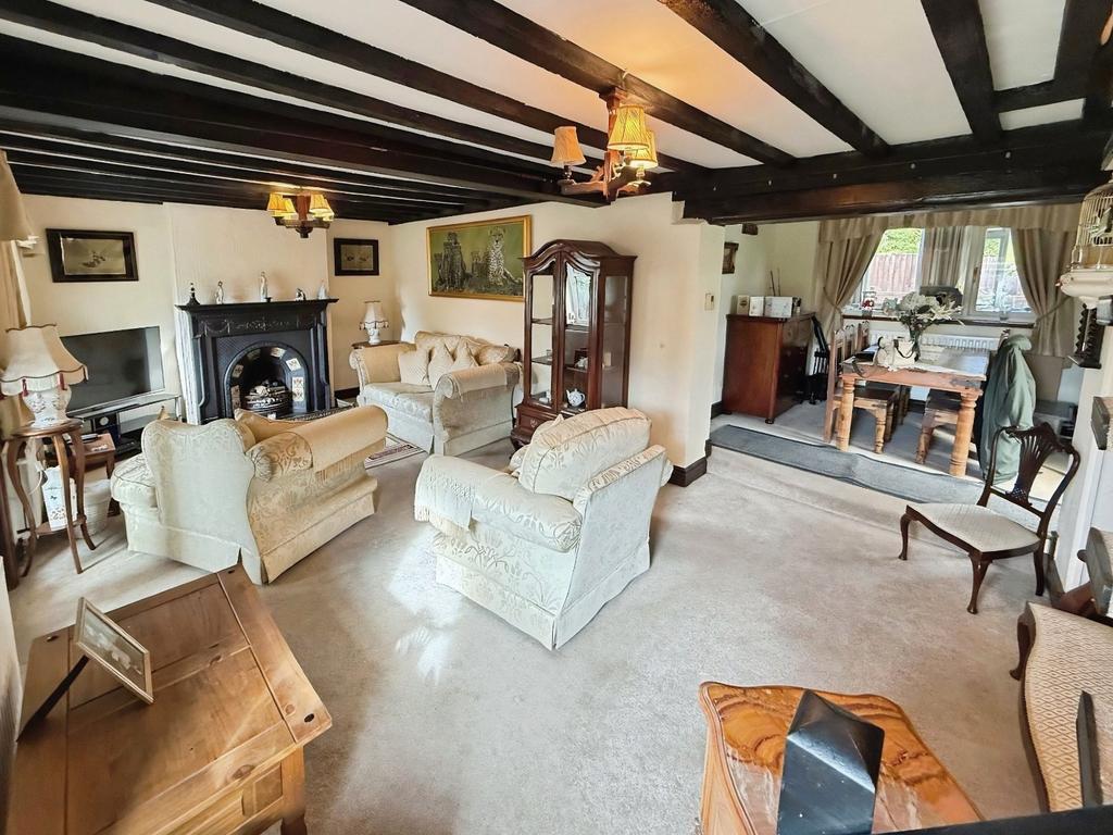Lounge/Dining Area