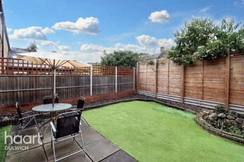 3 bedroom flat for sale, Berry Lane, London