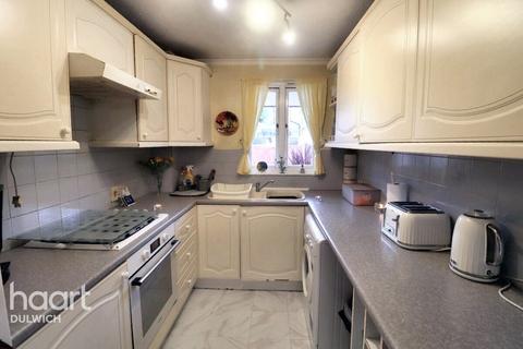 3 bedroom flat for sale, Berry Lane, London
