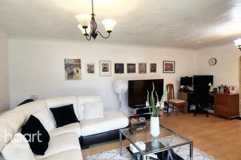 3 bedroom flat for sale, Berry Lane, London