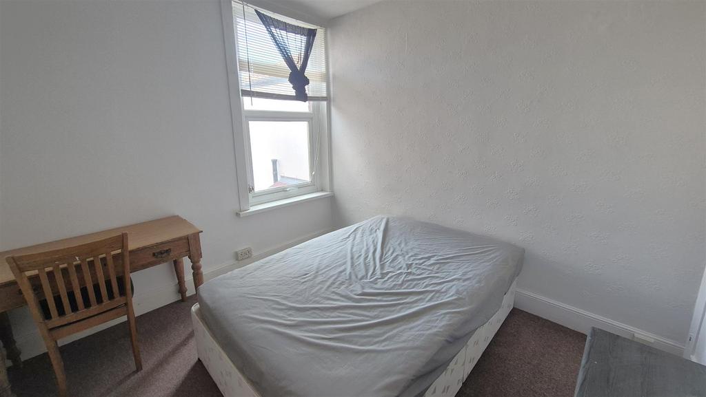 Upstairs Middle Bedroom