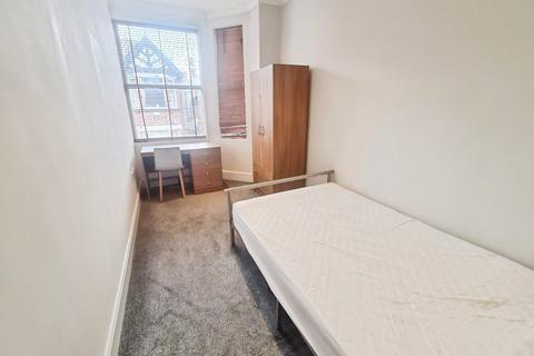 4 bedroom semi-detached house to rent, Cawdor Road, Manchester, Greater Manchester, M14