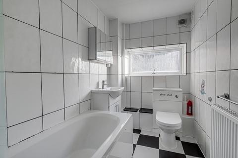 2 bedroom flat for sale, Elm Road, Leigh-on-sea, SS9