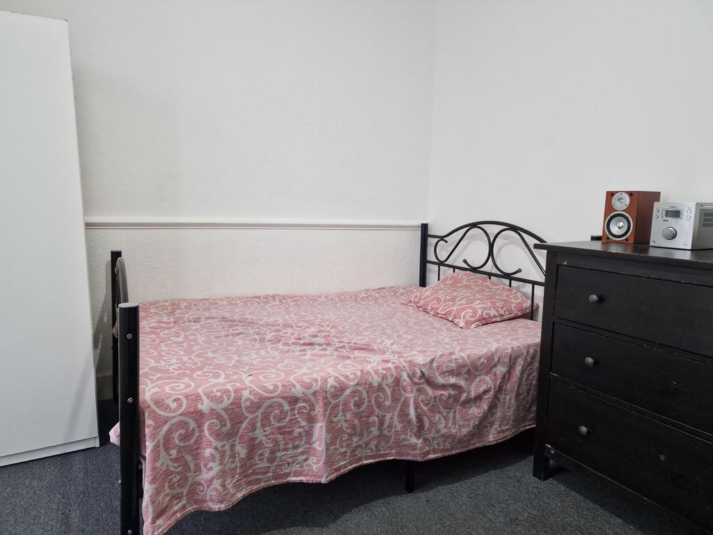 Double Room to Let Shared House Edmonton N18 Near