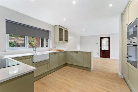 5 bedroom detached house to rent, Magnolia Rise, Prestbury