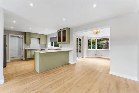 5 bedroom detached house to rent, Magnolia Rise, Prestbury