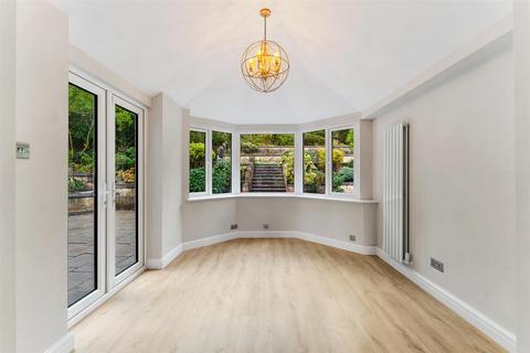 5 bedroom detached house to rent, Magnolia Rise, Prestbury