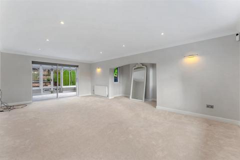 5 bedroom detached house to rent, Magnolia Rise, Prestbury