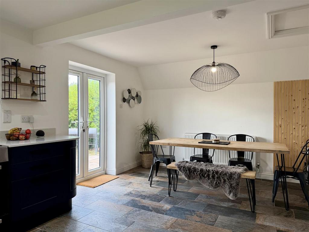 Fantastic kitchen/dining room