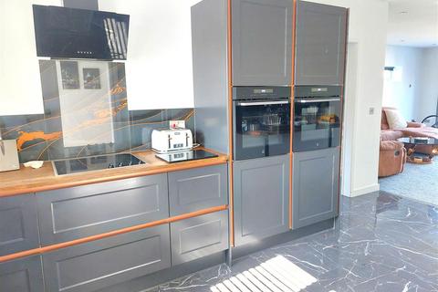 5 bedroom house to rent, Meehan Road, Greatstone, New Romney