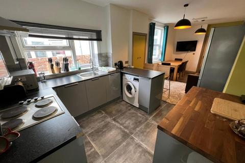 5 bedroom terraced house to rent, Heathfield Road, Cardiff, CF14