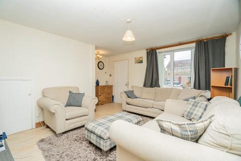 3 bedroom semi-detached house to rent, Petersham Close, Newport Pagnell, MK16