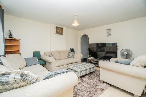 3 bedroom semi-detached house to rent, Petersham Close, Newport Pagnell, MK16