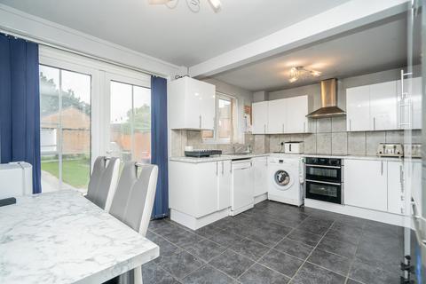 3 bedroom semi-detached house to rent, Petersham Close, Newport Pagnell, MK16