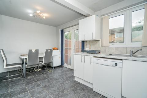 3 bedroom semi-detached house to rent, Petersham Close, Newport Pagnell, MK16