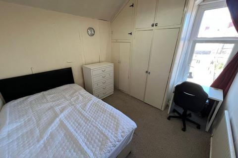 5 bedroom terraced house to rent, Heathfield Road, Cardiff, CF14