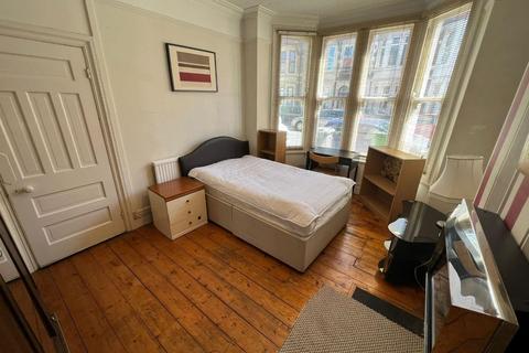 5 bedroom terraced house to rent, Heathfield Road, Cardiff, CF14
