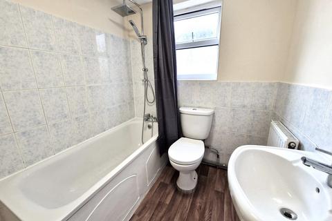 3 bedroom flat to rent, Lea Bridge Road, London, Greater London. E10 7DY