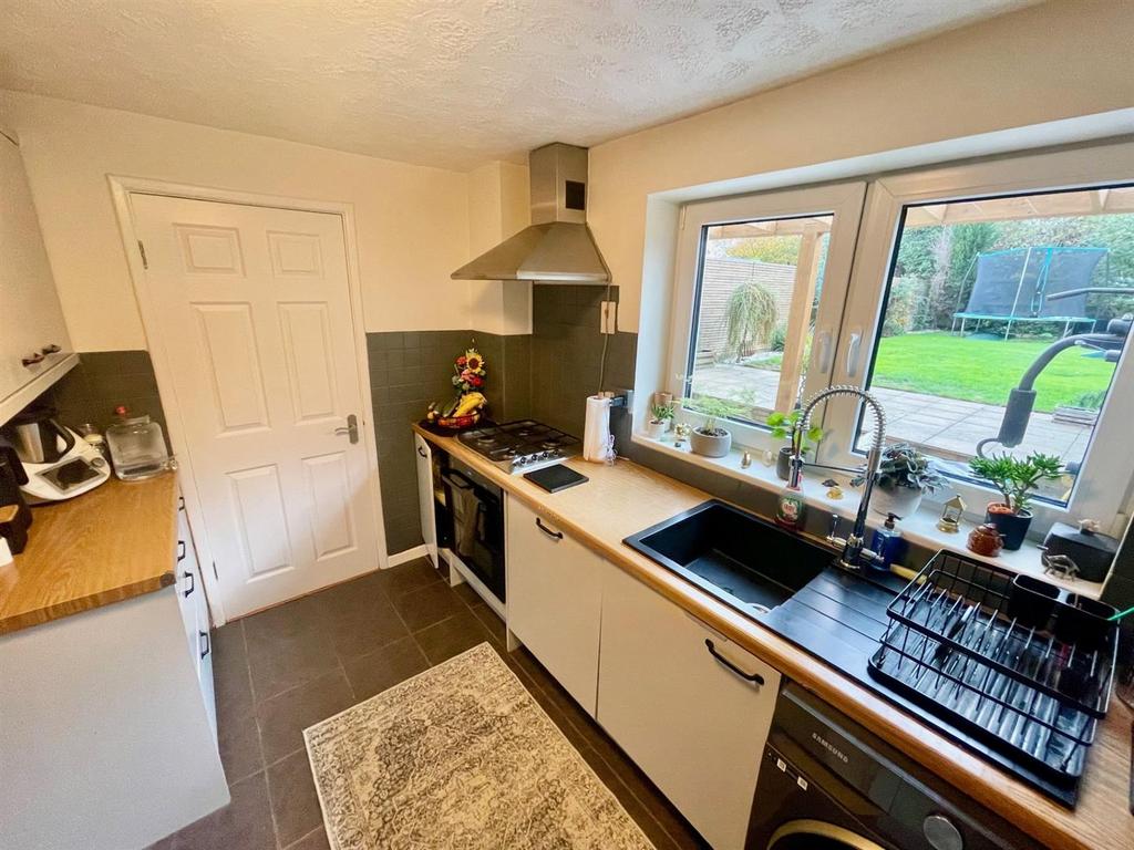 Kitchen 2.jpg