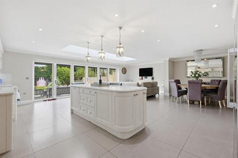 4 bedroom detached house for sale, Hay Green Lane, Hook End, CM15