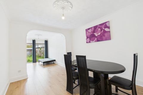 6 bedroom semi-detached house to rent, Pettits Lane, Romford RM1