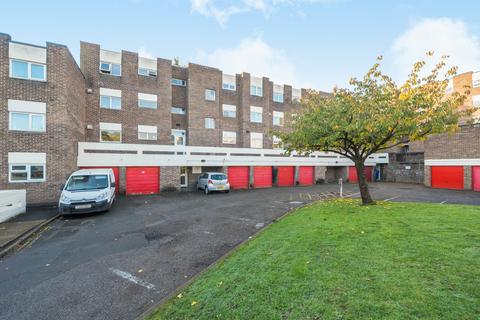1 bedroom flat for sale, Elmcroft, Woking, GU22