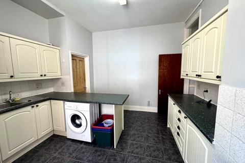 3 bedroom flat to rent, Flanders Mansions London W4