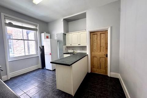 3 bedroom flat to rent, Flanders Mansions London W4
