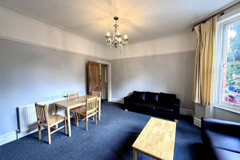 3 bedroom flat to rent, Flanders Mansions London W4