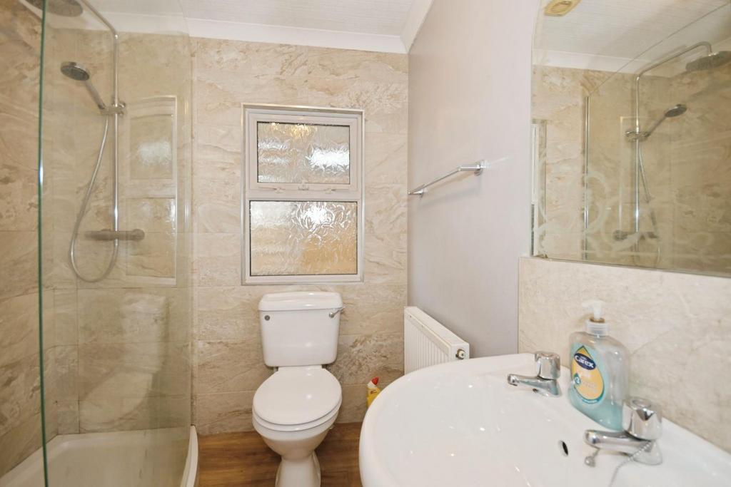 SHOWER ROOM.jpg