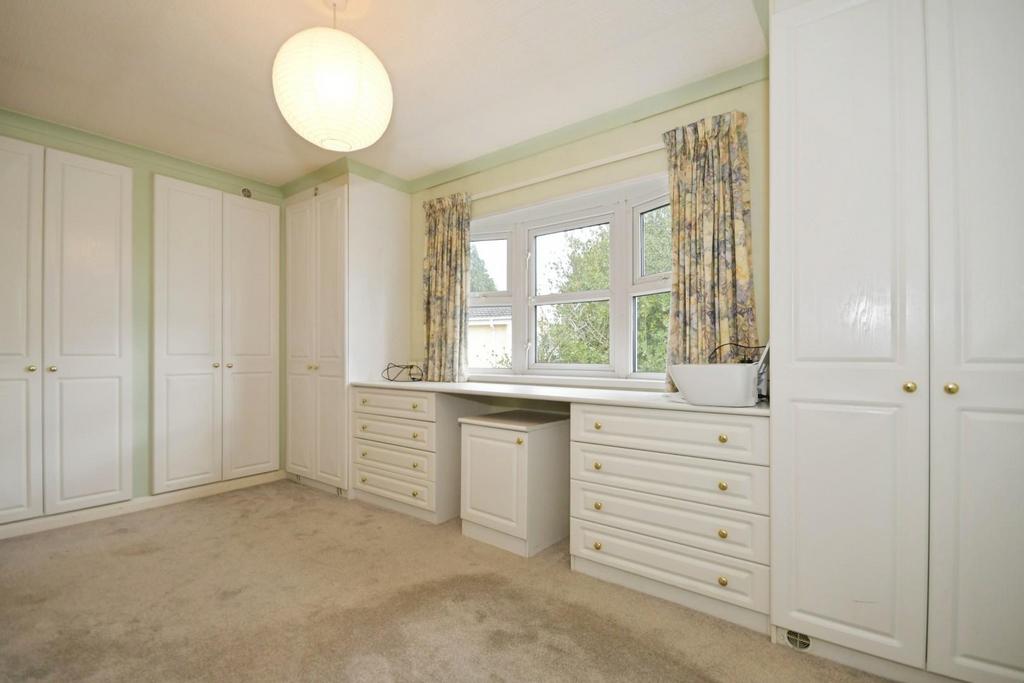 BEDROOM 1 02.jpg