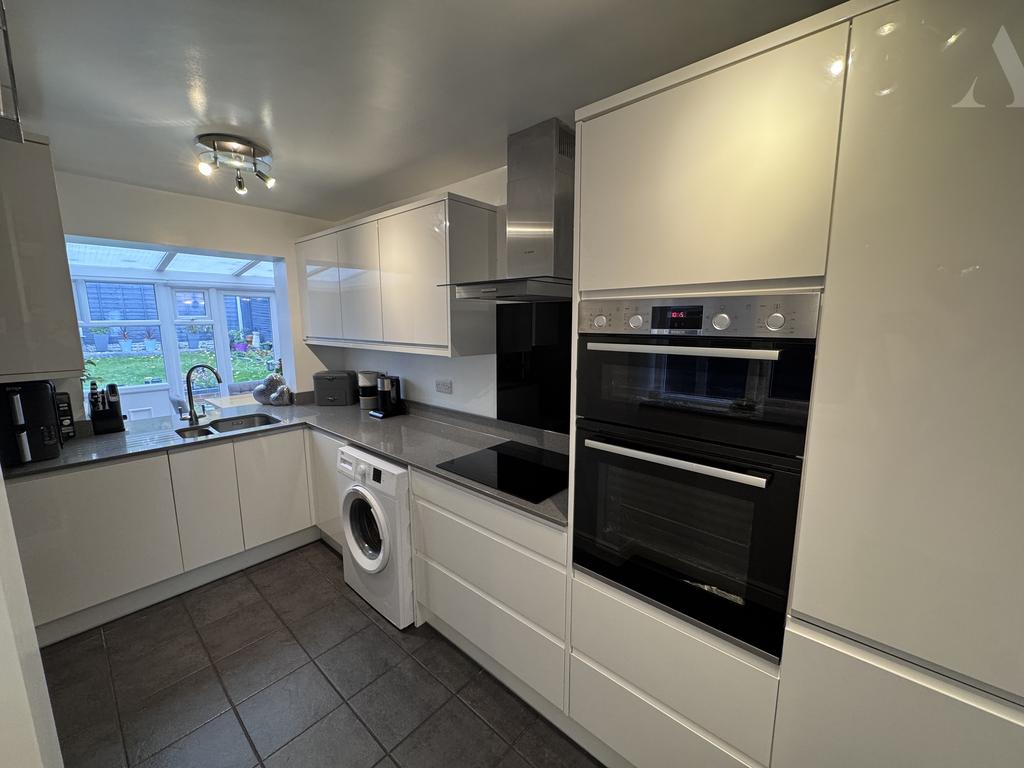 60 Leafeild Road Kitchen