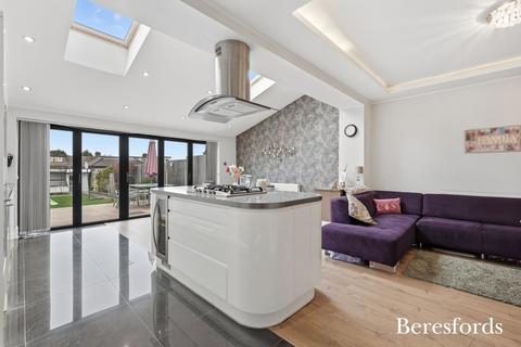 3 bedroom terraced house for sale, Stanley Avenue, Gidea Park, RM2